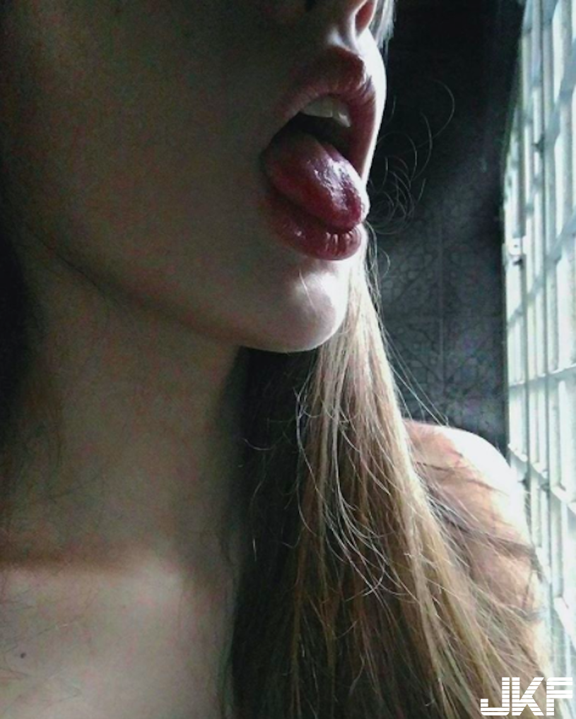 17歲少女爆紅！「超圓嫩美臀」實在太迷人…未成年卻擁有「魅惑眼神」真讓人受不了！