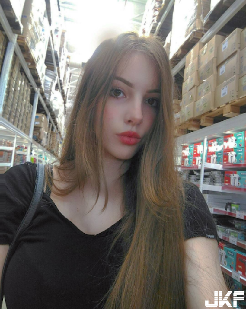 17歲少女爆紅！「超圓嫩美臀」實在太迷人…未成年卻擁有「魅惑眼神」真讓人受不了！