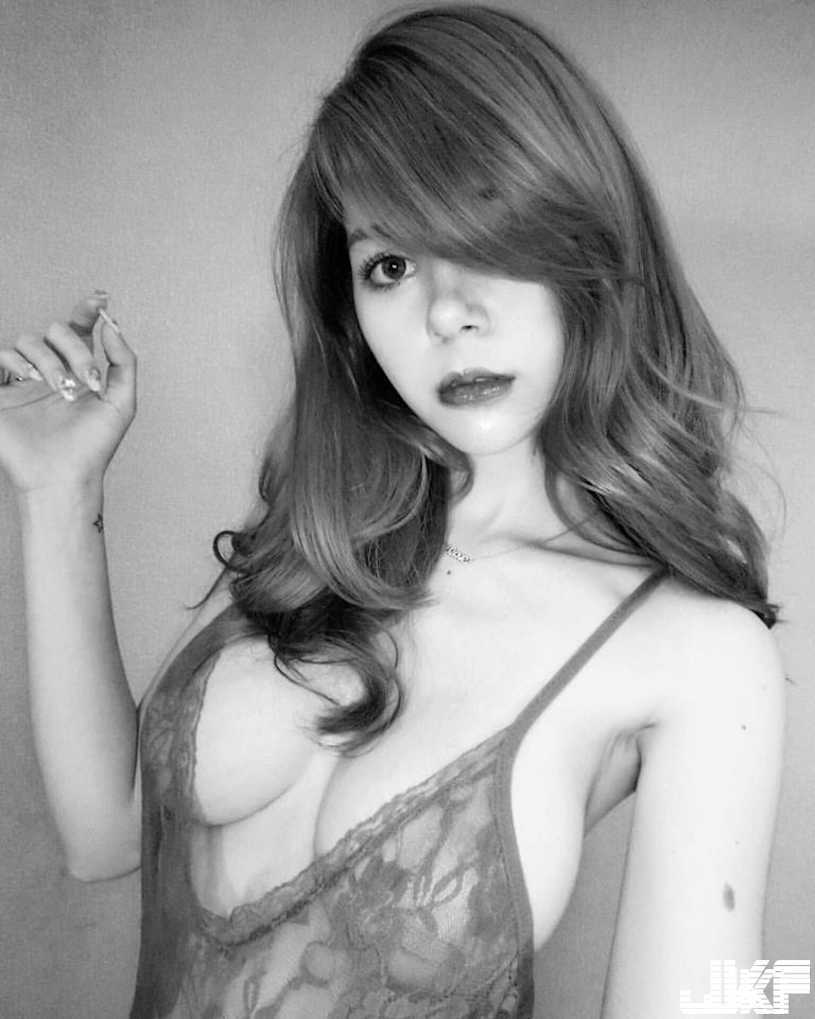 這姿勢狂！網傳「美乳西瓜奶妹」肉體線條好犯規！抱著西瓜做「邪惡動作」畫面好養眼…