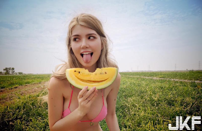 這姿勢狂！網傳「美乳西瓜奶妹」肉體線條好犯規！抱著西瓜做「邪惡動作」畫面好養眼…