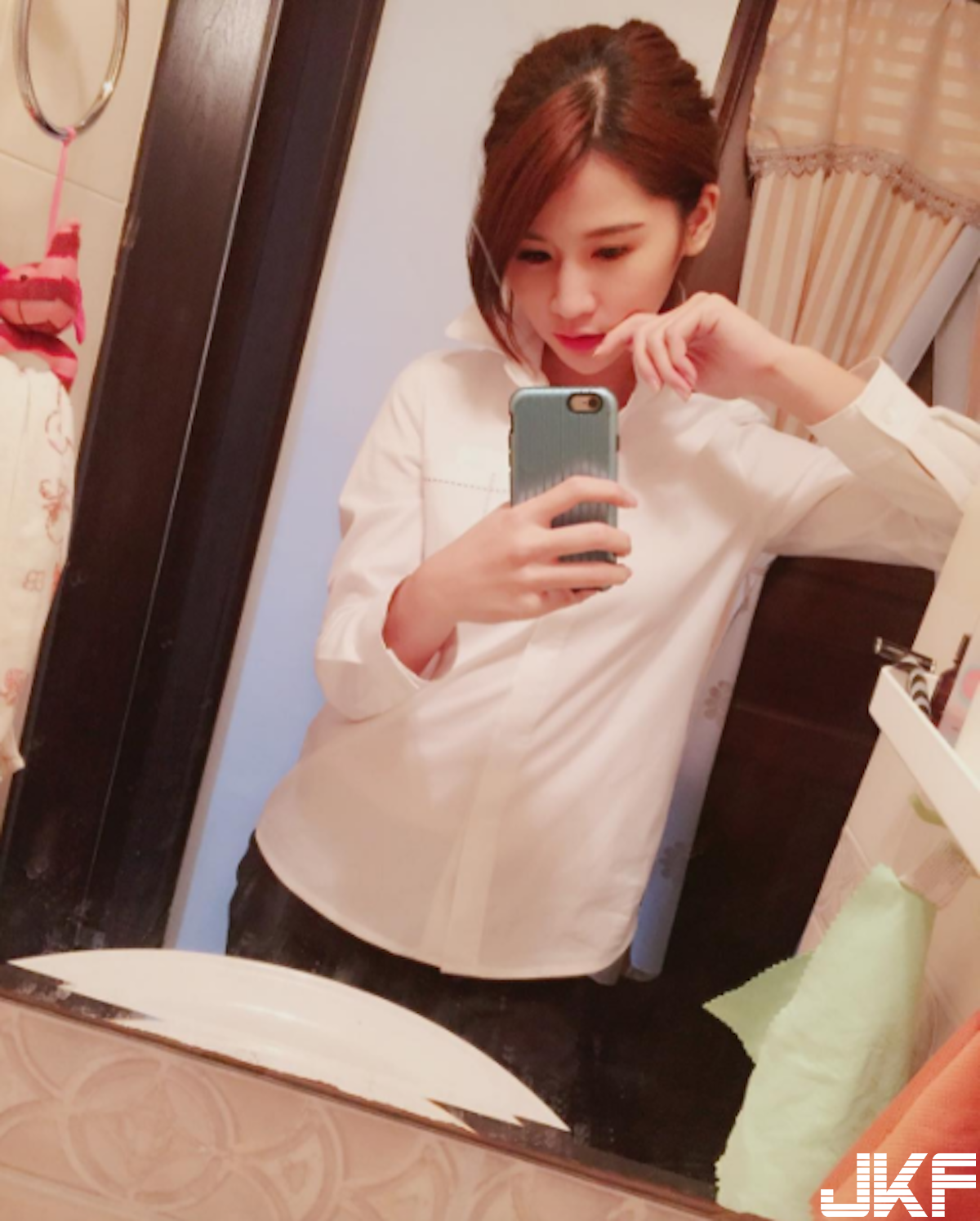 高鐵安心亞？超可愛「站務美女」顏值好犯規！白嫩的美乳身材整個逼死人啊！