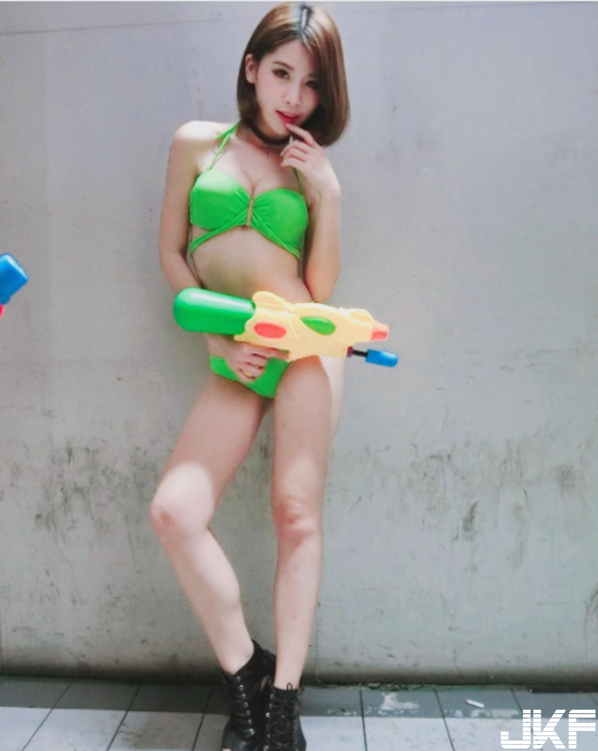 高鐵安心亞？超可愛「站務美女」顏值好犯規！白嫩的美乳身材整個逼死人啊！