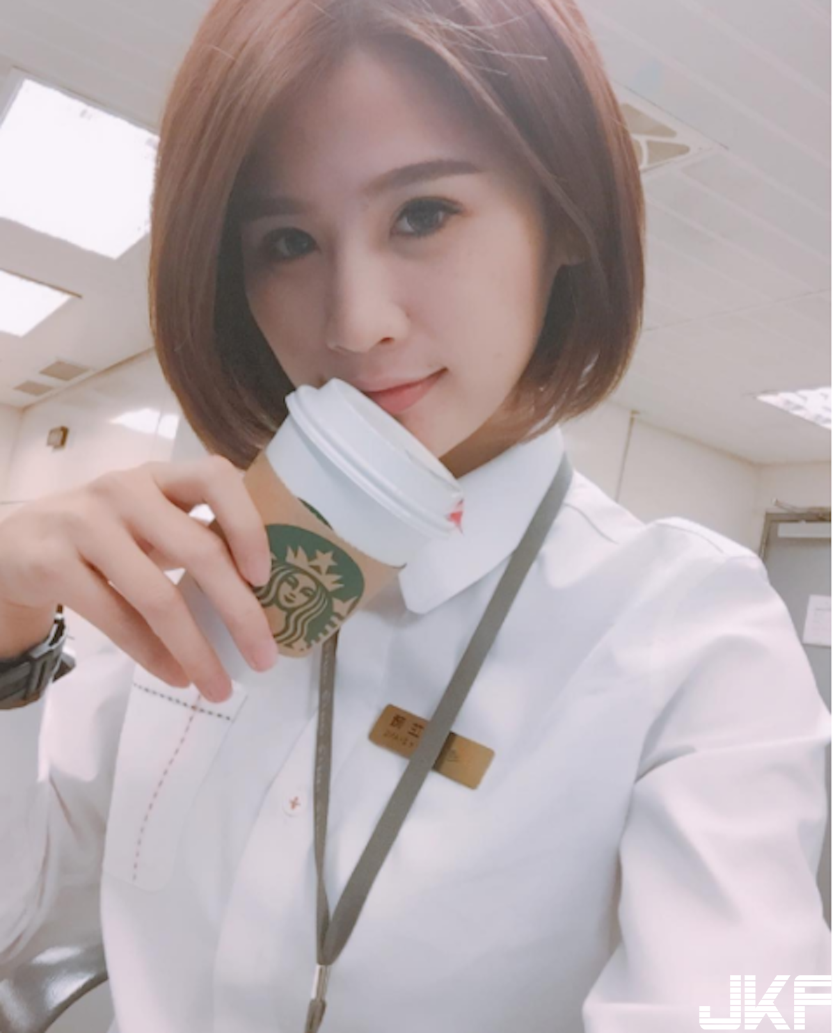 高鐵安心亞？超可愛「站務美女」顏值好犯規！白嫩的美乳身材整個逼死人啊！