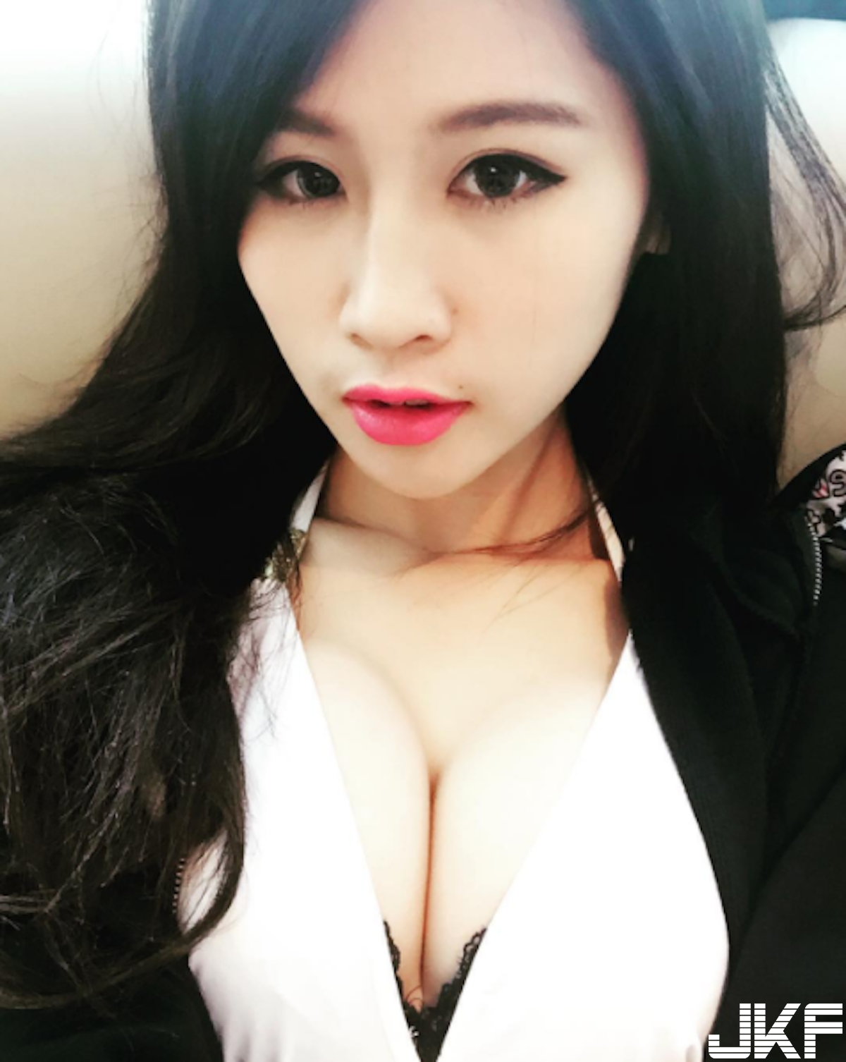 高鐵安心亞？超可愛「站務美女」顏值好犯規！白嫩的美乳身材整個逼死人啊！