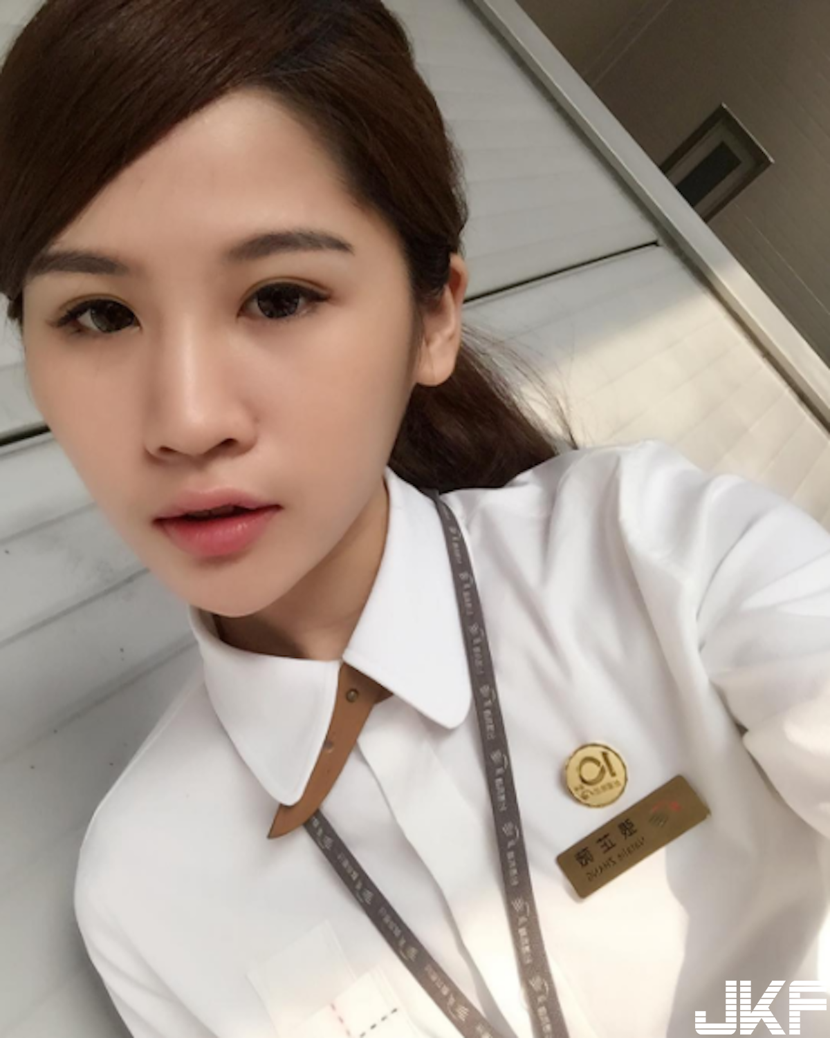 高鐵安心亞？超可愛「站務美女」顏值好犯規！白嫩的美乳身材整個逼死人啊！