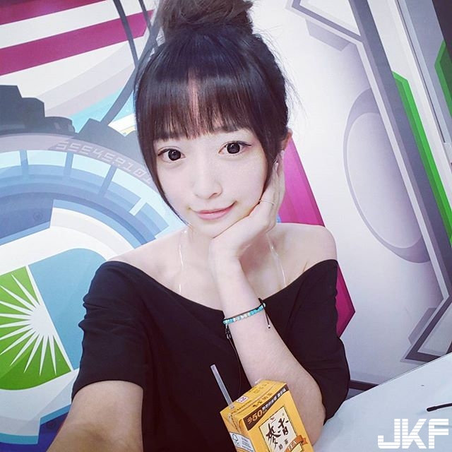 大到受不了！超不科學身材直播女神Mita，這樣開台是要我流多少鼻血&#8230;.