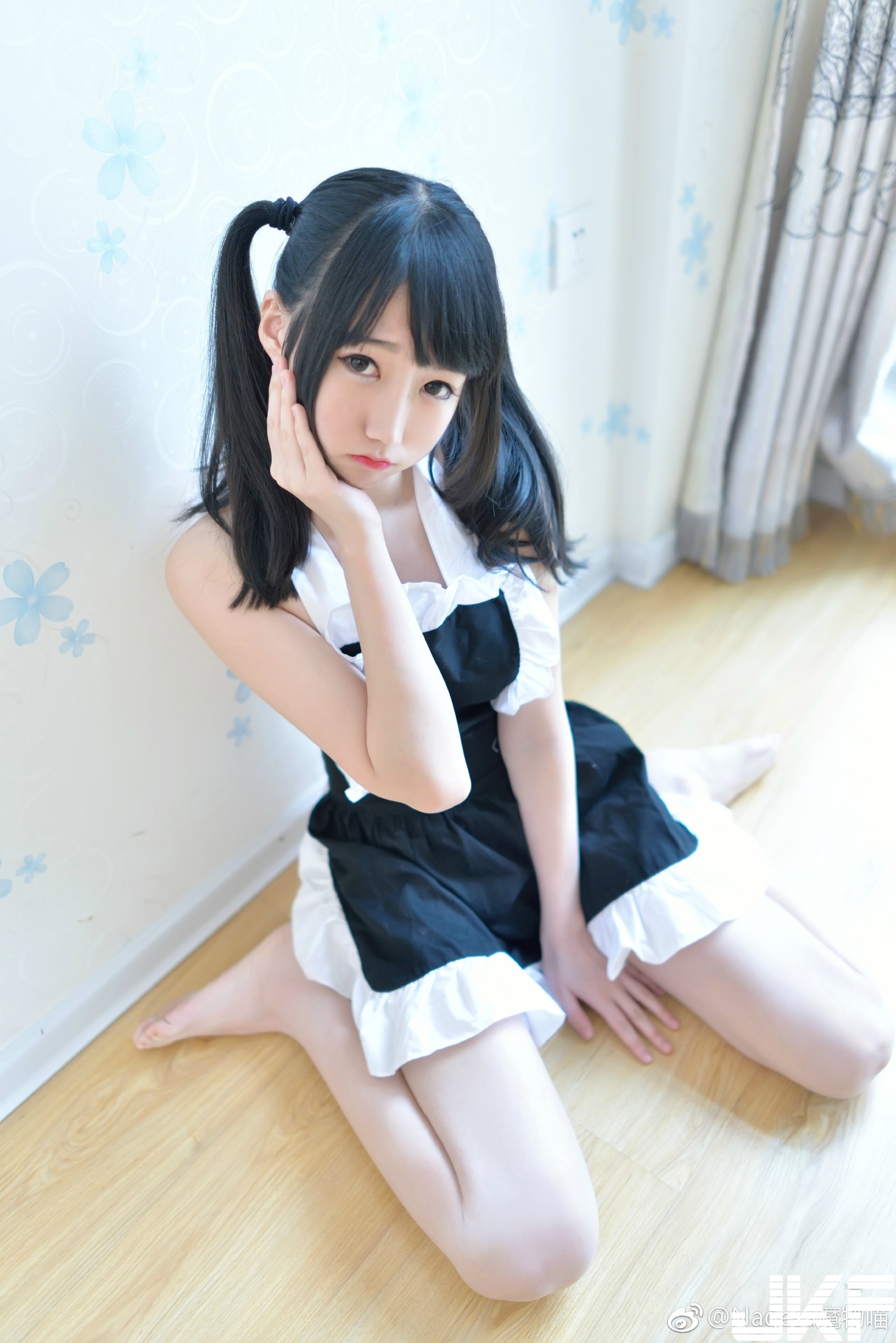 合法「童顏巨乳」正妹穿上「裸體圍裙」！白皙嫩乳從側邊隱隱露出&#8230;
