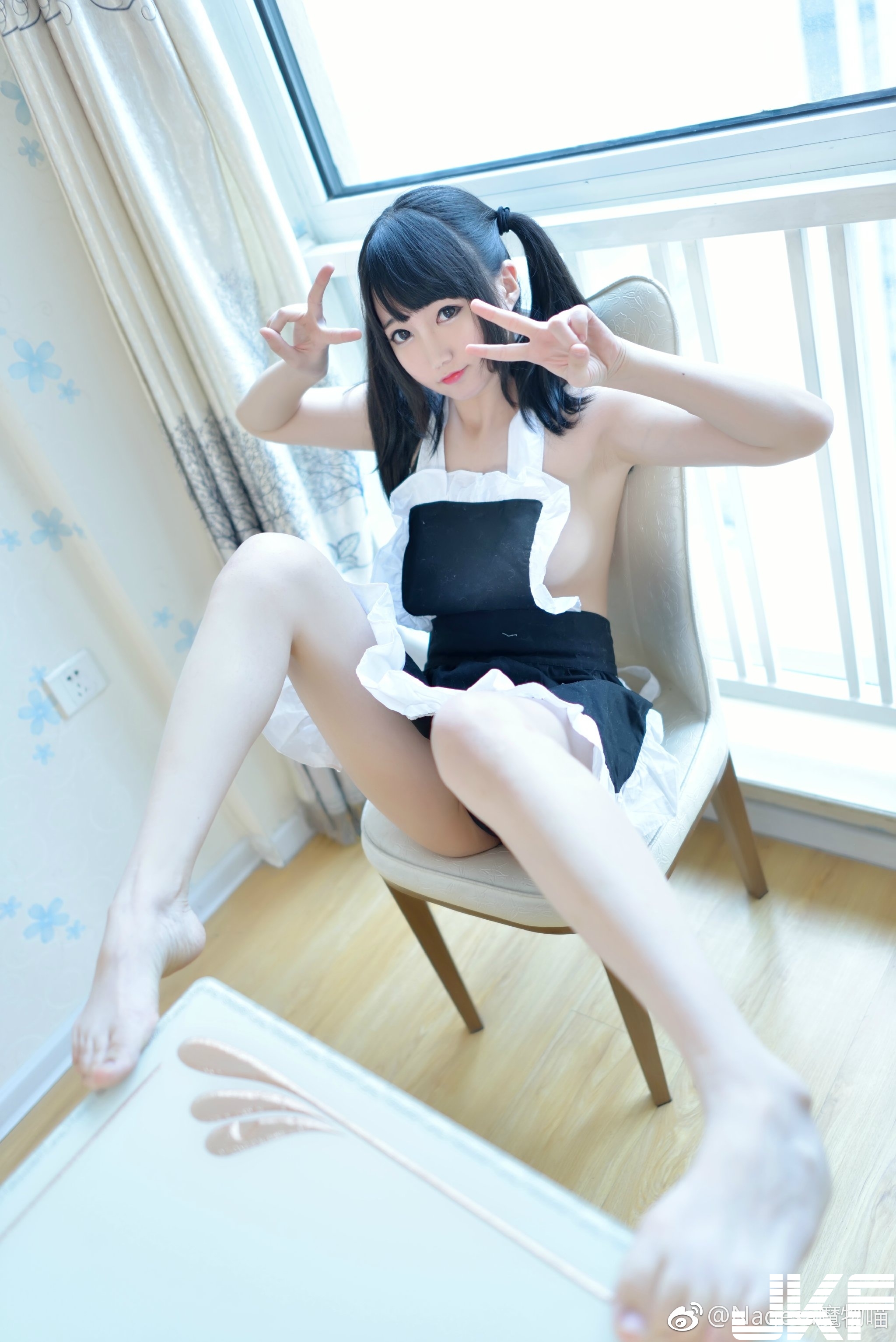 合法「童顏巨乳」正妹穿上「裸體圍裙」！白皙嫩乳從側邊隱隱露出&#8230;