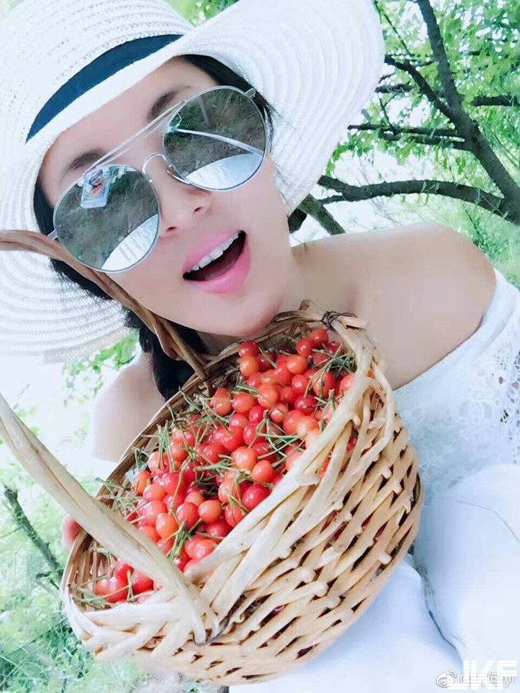 福利放送！冬泳第一美女大開中路賞花…那「兩粒」放嘴邊網友全看傻