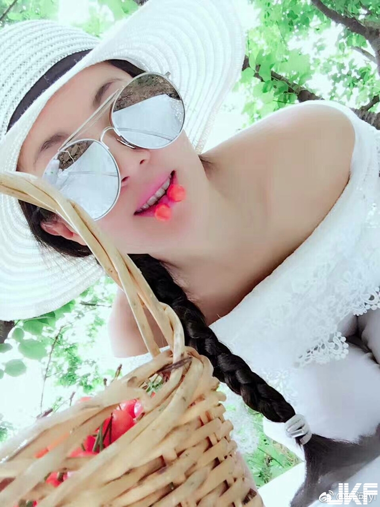 福利放送！冬泳第一美女大開中路賞花…那「兩粒」放嘴邊網友全看傻