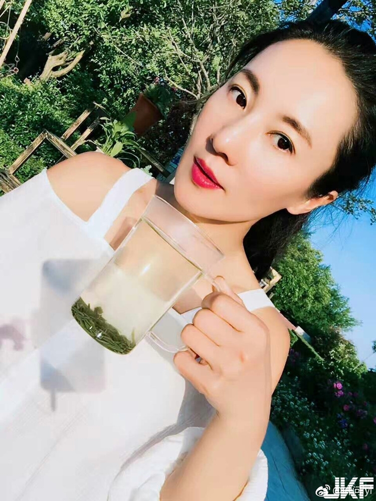 福利放送！冬泳第一美女大開中路賞花…那「兩粒」放嘴邊網友全看傻