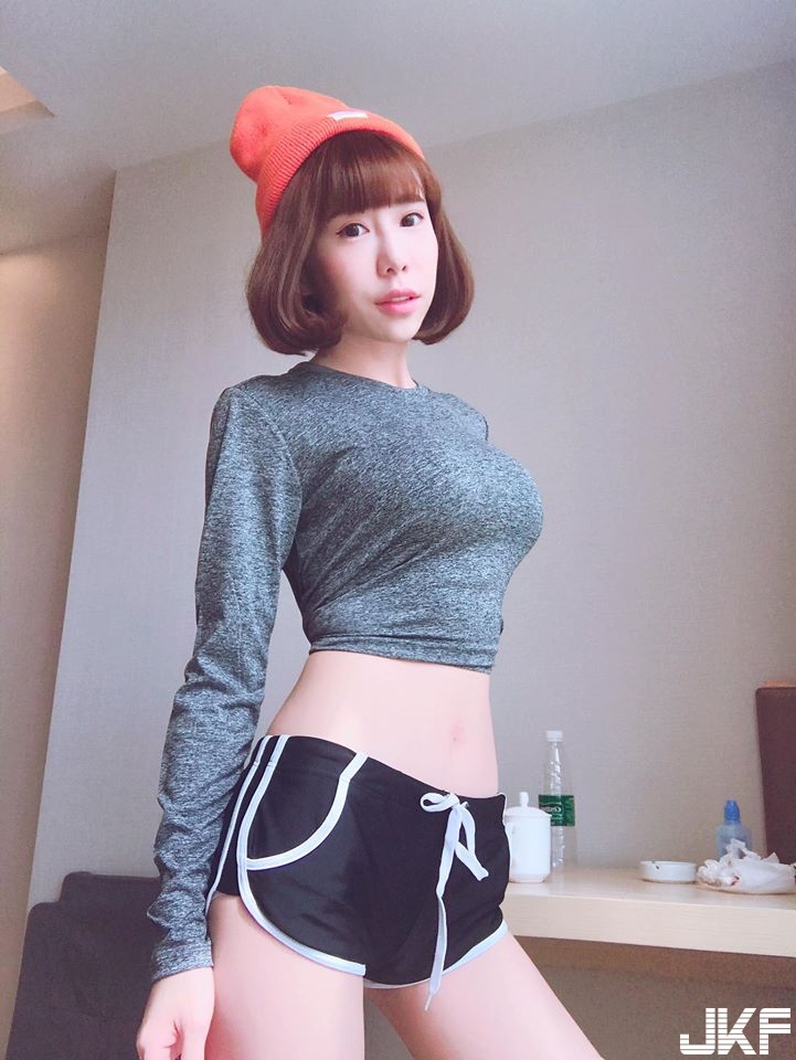 殘暴的胸部浴衣檔不住！養生會館正妹乳溝比海溝還要深，看到這溝我也準備去通一下了&#8230;