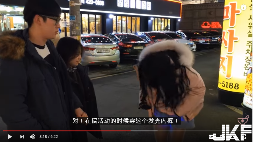 路邊奇景！巨乳直播妹「下半身」有亮點引關注！妹子竟直接掀裙當眾解釋