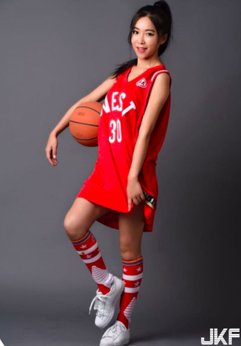 好可愛！NBA球場驚見「超正美腿辣妹」兇爆「D罩杯」讓人受不了！