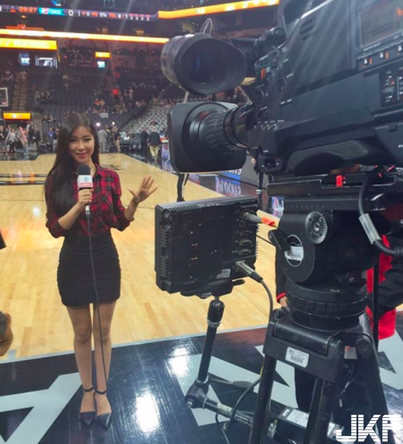 好可愛！NBA球場驚見「超正美腿辣妹」兇爆「D罩杯」讓人受不了！