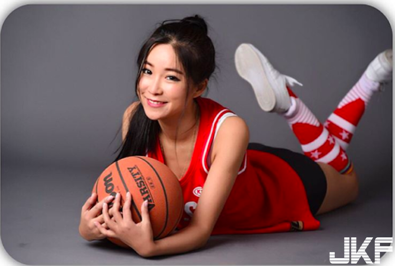 好可愛！NBA球場驚見「超正美腿辣妹」兇爆「D罩杯」讓人受不了！