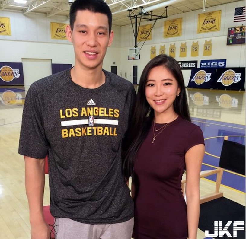 好可愛！NBA球場驚見「超正美腿辣妹」兇爆「D罩杯」讓人受不了！