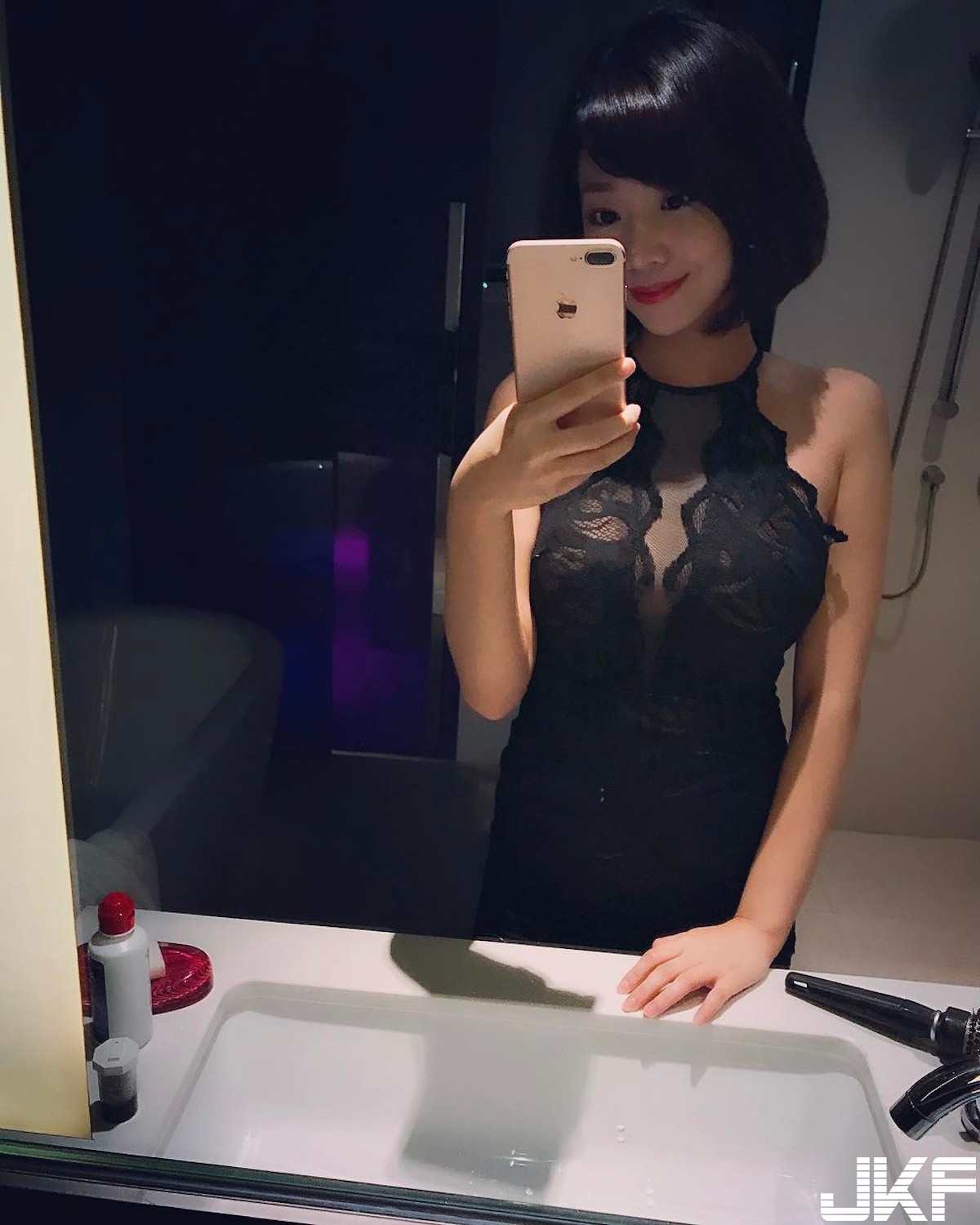 好兇爆！巨乳直播妹「白皙美乳」形狀也太迷人！超養眼「暴青筋畫面」讓人噴血…