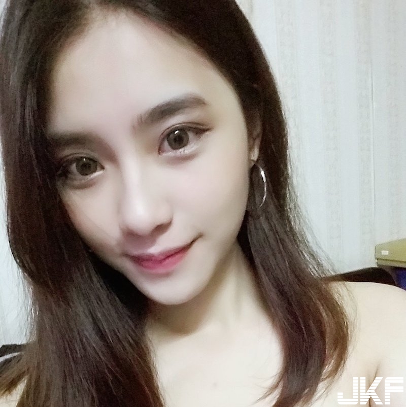 好白！大賣場買零食撞見「背心白乳妹」！渾圓飽滿又「中路大開」誰受得了&#8230;