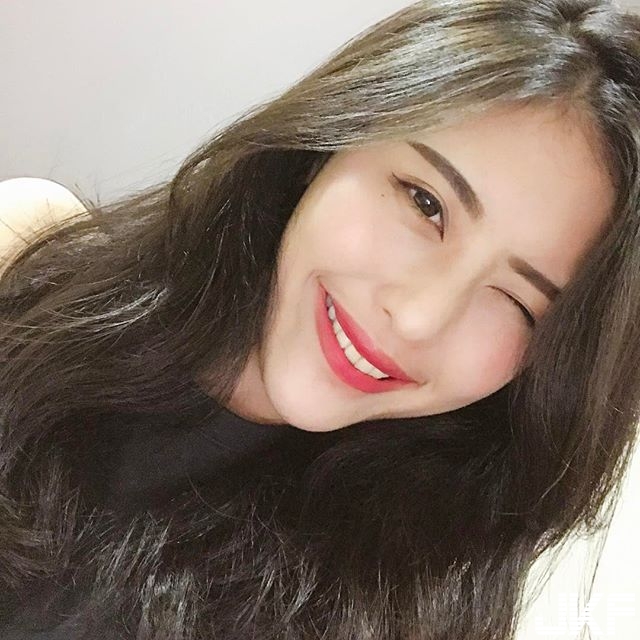 長榮空姐飛到國外大解放！睡前細肩帶性感睡衣玩北半球自拍，台灣空姐真的辣翻了&#8230;.