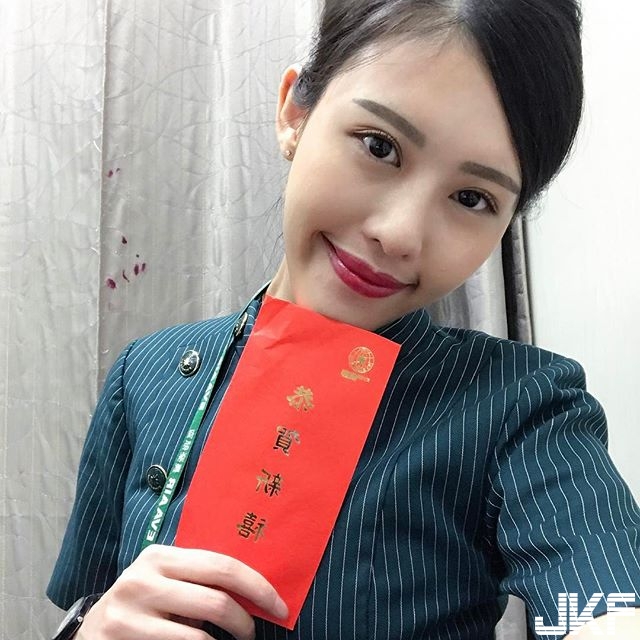 長榮空姐飛到國外大解放！睡前細肩帶性感睡衣玩北半球自拍，台灣空姐真的辣翻了&#8230;.