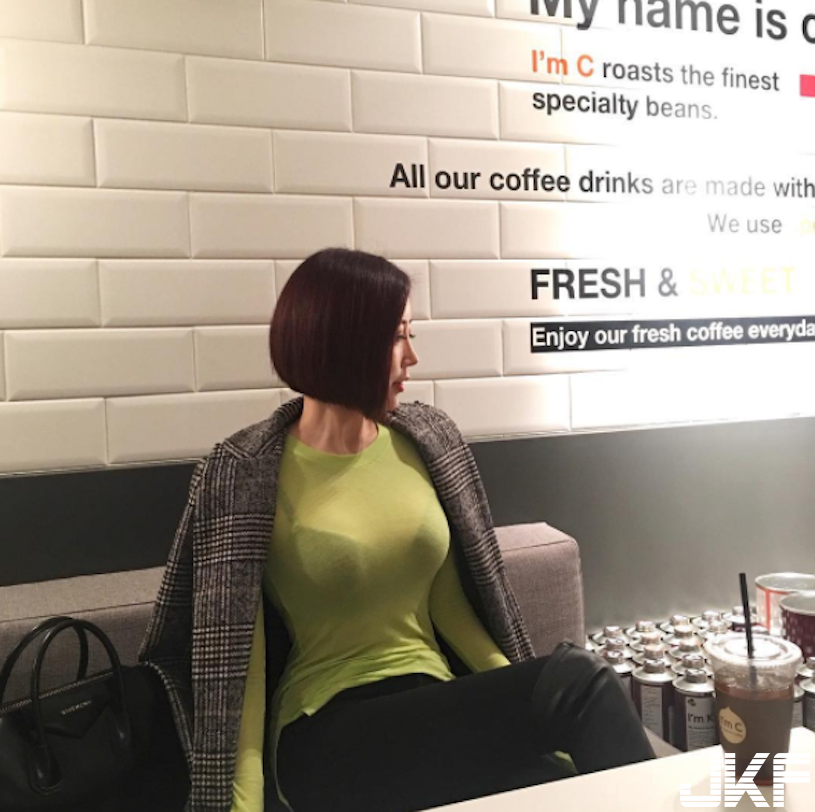 咖啡廳驚見「神猛巨乳妹」乳量好狂好犯規！超邪惡「挺胸畫面」有夠養眼…