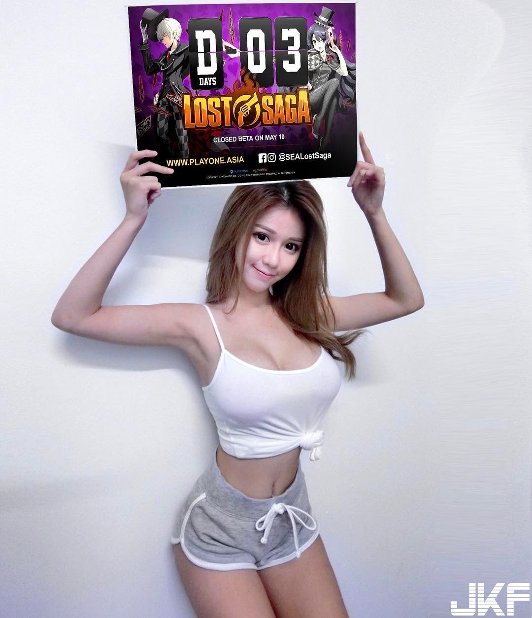 這樣太危險！大馬女神「美乳滑出比基尼」路人看傻眼！「巨型車頭燈」真的好猛…