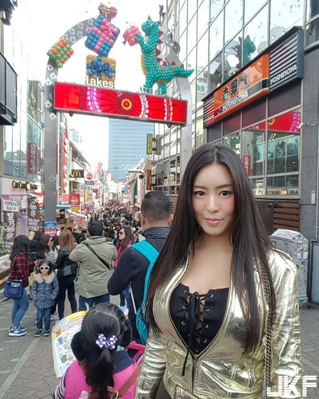 大開眼界！Ｅ奶女神帶球「征服全世界」，超巨乳襲台連１０１也被攻下！