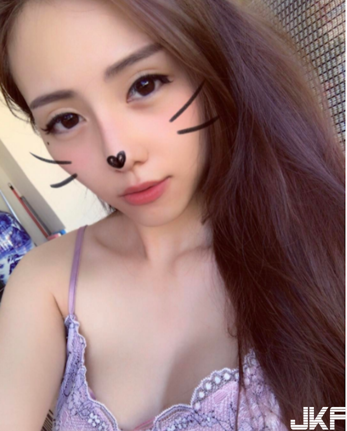 沙灘「比基尼爆乳妹」低胸視角好壞壞！滿滿的火辣照讓人受不了…
