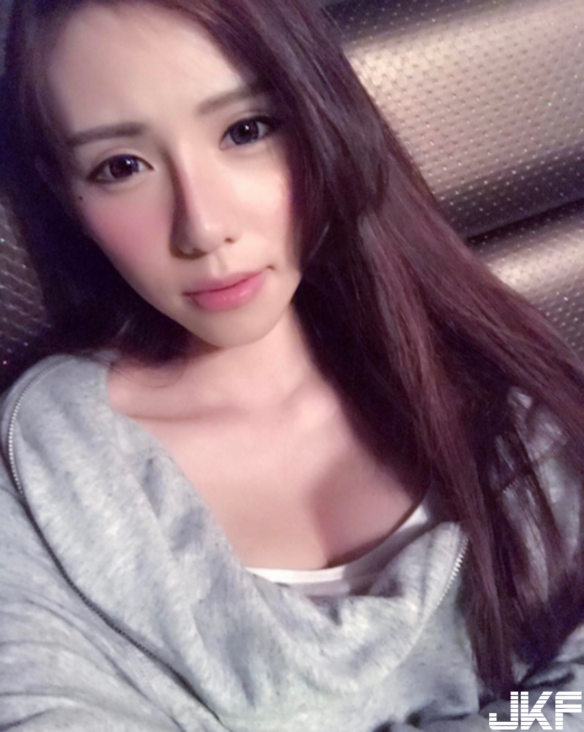 沙灘「比基尼爆乳妹」低胸視角好壞壞！滿滿的火辣照讓人受不了…
