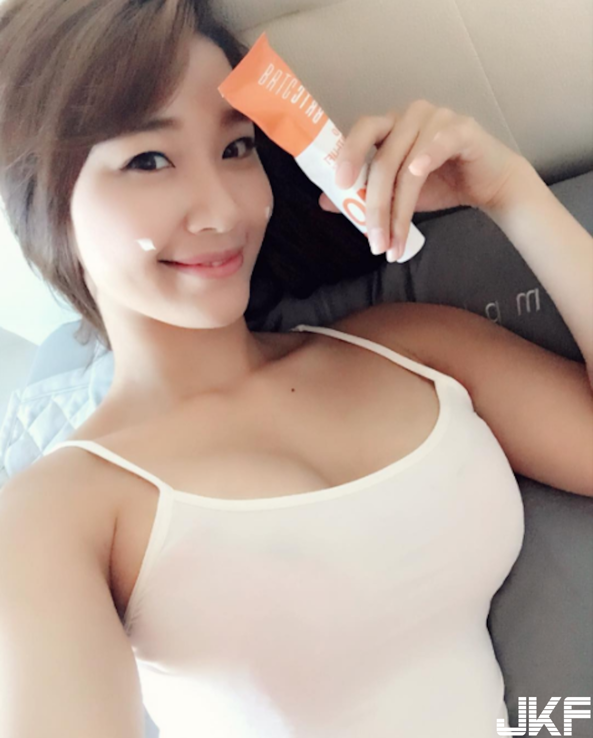 電梯口驚見「翹臀火辣正妹」那身材超犯規！萬惡的身體線條讓人受不了…