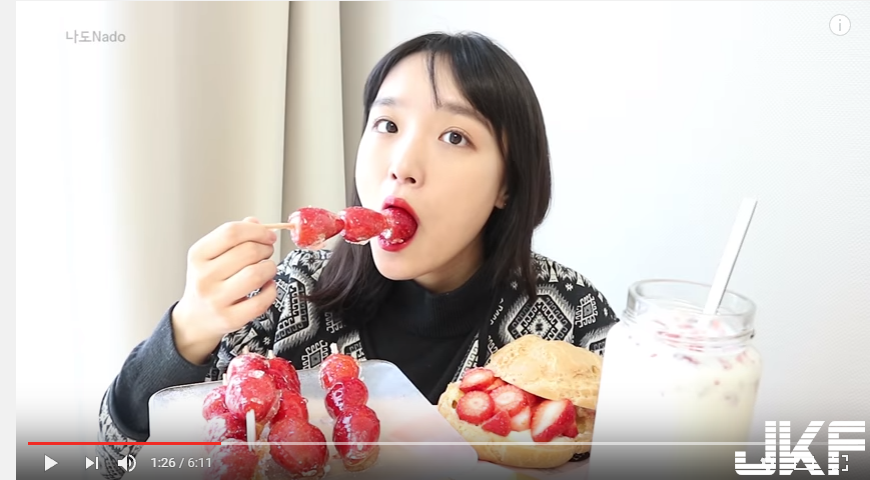 萌系少女！「食慾」大開好會咬‥反差畫面「太療癒」網友爭先恐後搶餵食！