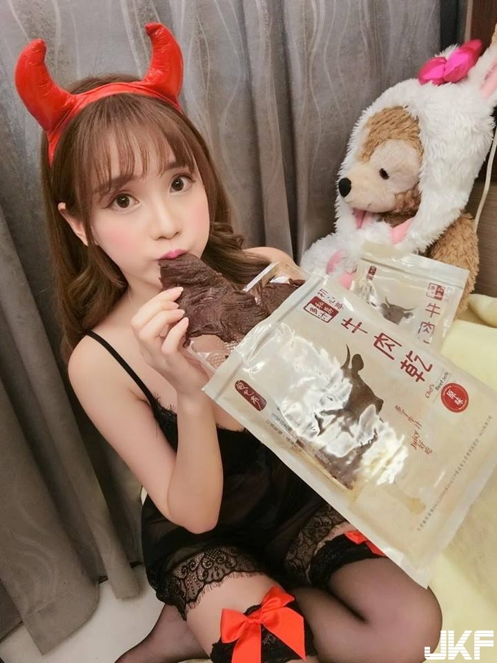 驚！前「黑澀會美眉」摸「寶貝袋」笑開懷…還自曝網美照「假掰」真相
