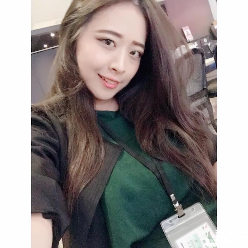 全家正妹「巨乳店員」超殘暴的罩杯等級「撐炸衣服」！事業線深不見底