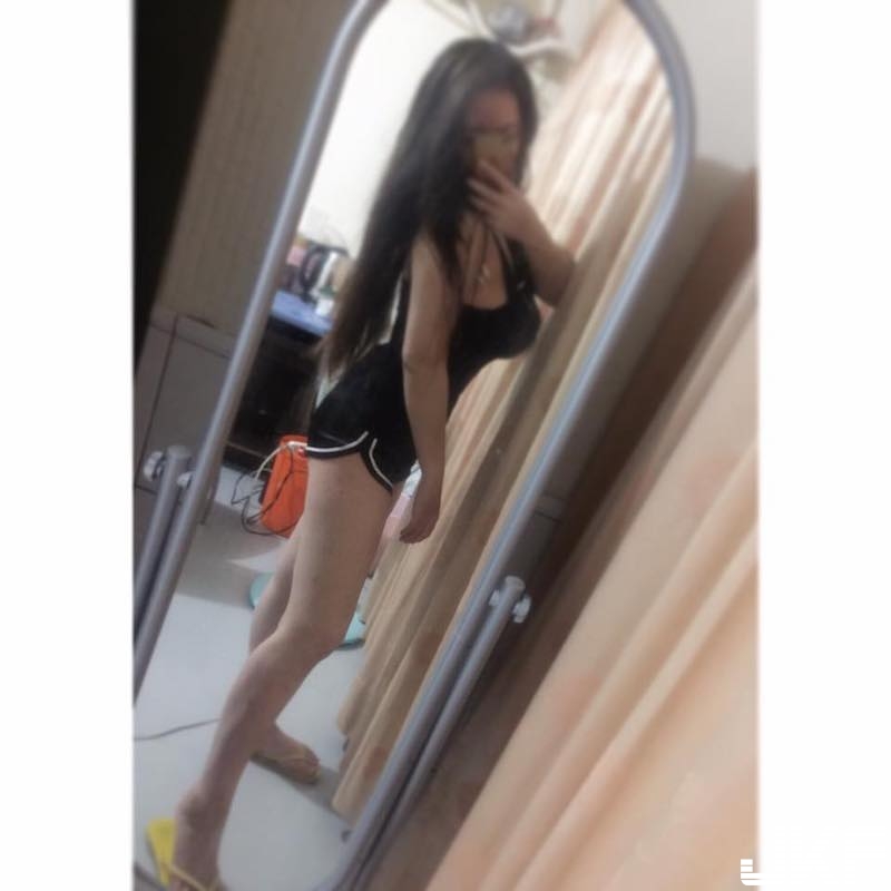 全家正妹「巨乳店員」超殘暴的罩杯等級「撐炸衣服」！事業線深不見底
