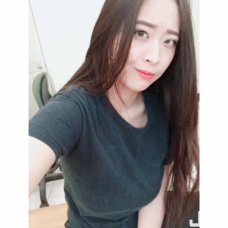 全家正妹「巨乳店員」超殘暴的罩杯等級「撐炸衣服」！事業線深不見底