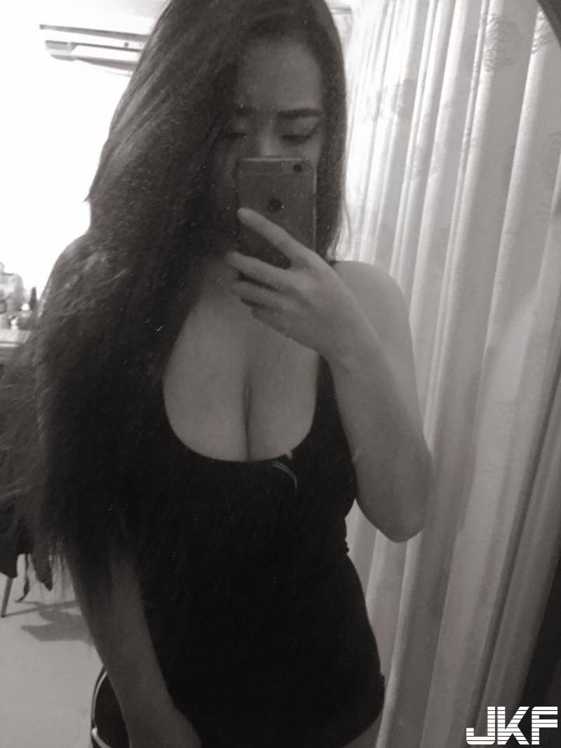 全家正妹「巨乳店員」超殘暴的罩杯等級「撐炸衣服」！事業線深不見底