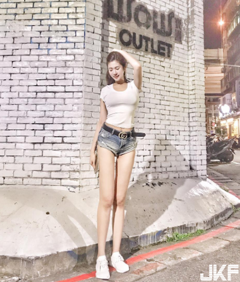 九頭身美女曬「逆天美腿」  穿紅比基尼..巨乳快蹦出來了！