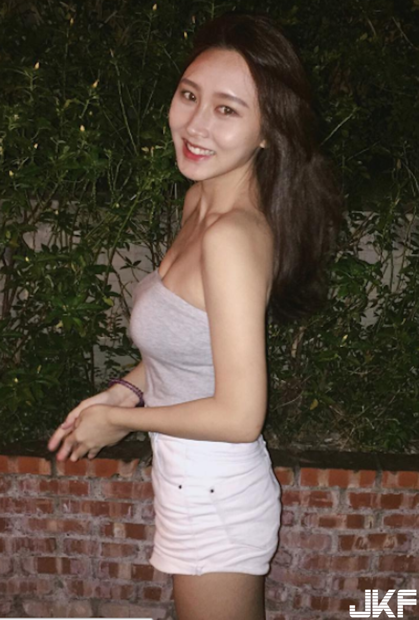 性感正妹擁「超強S曲線」  美胸長腿+背殺..根本極品！