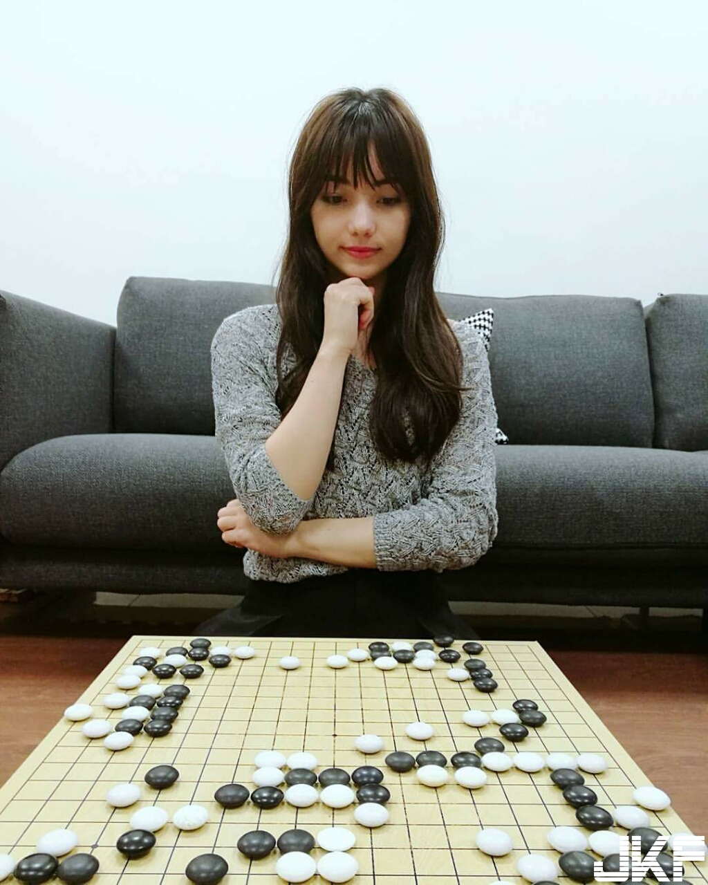 擊敗AlphaGo最後希望！台空靈女棋士黑嘉嘉一張「托腮厭世照」，讓電腦徹底迷惑啦