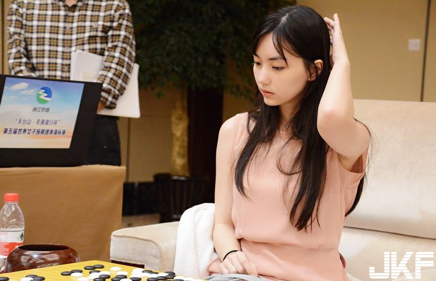 擊敗AlphaGo最後希望！台空靈女棋士黑嘉嘉一張「托腮厭世照」，讓電腦徹底迷惑啦