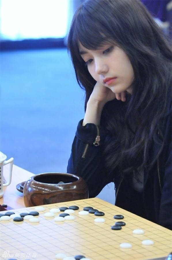 擊敗AlphaGo最後希望！台空靈女棋士黑嘉嘉一張「托腮厭世照」，讓電腦徹底迷惑啦