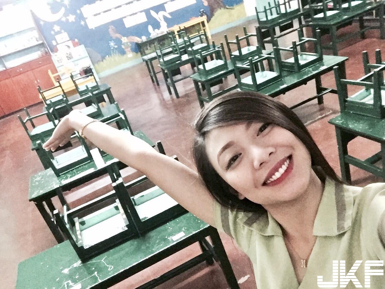 老師好兇！甜美小學老師有「奇特癖好」！喜歡「玩弄大蛇」好反差&#8230;