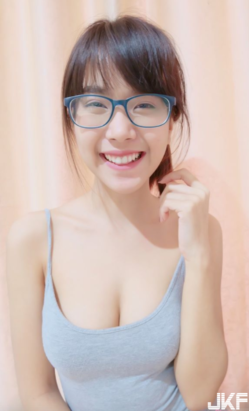 好會晃喔！美乳妹「直播抖奶」畫面逼死人！可愛的形狀讓人受不了