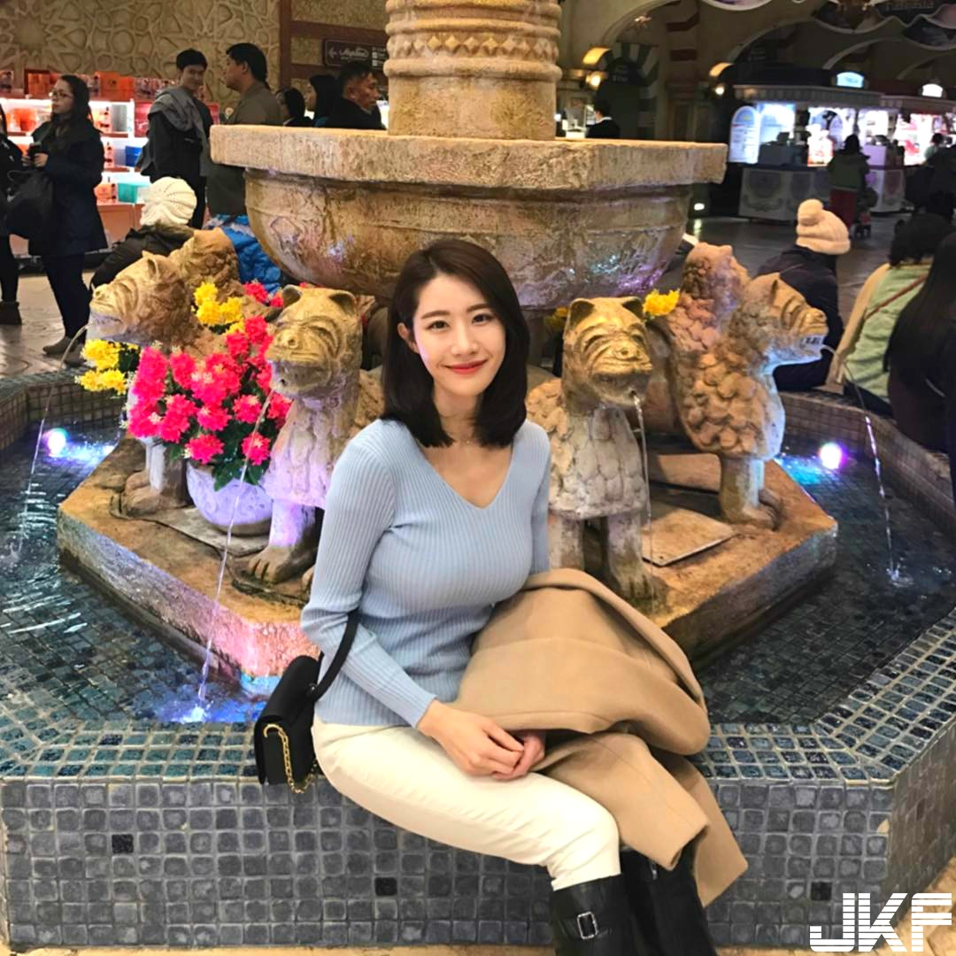 極品身材！野生正妹緊抓「巨無霸香蕉」不肯放，「乳蕉」似漆讓人好羨慕！