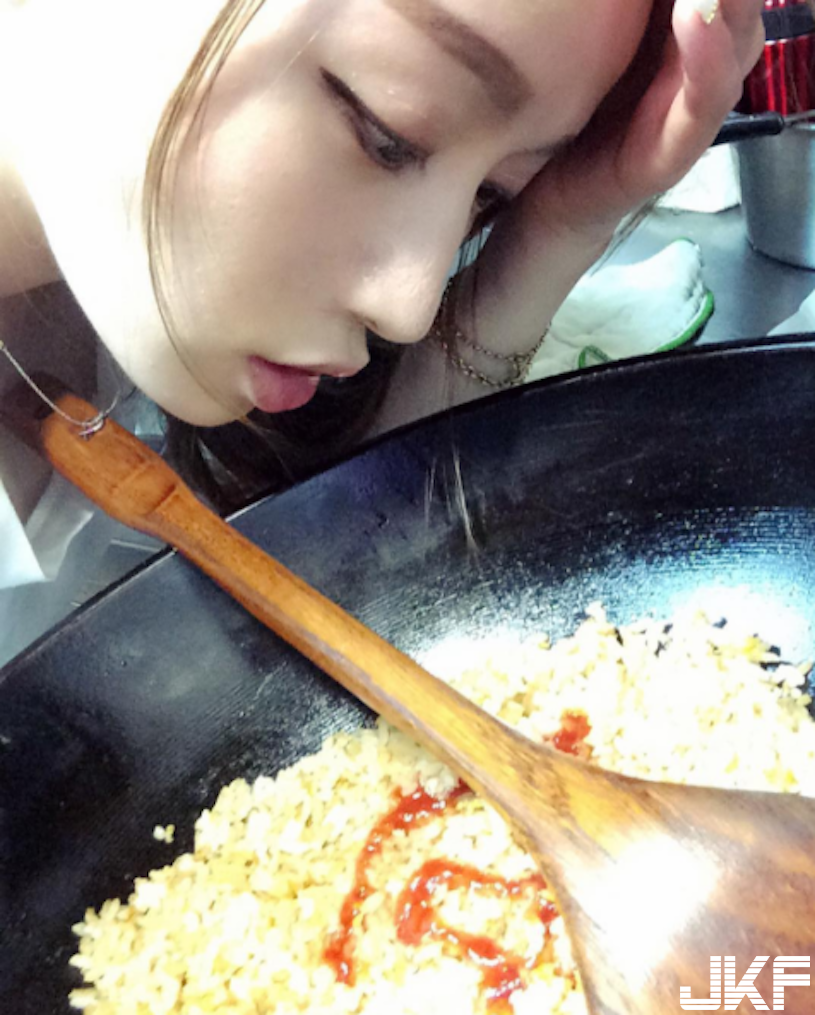 好想吃喔！美乳妹「視覺饗宴」乳量好兇悍！直接掀開「大肉包」畫面逼死人…