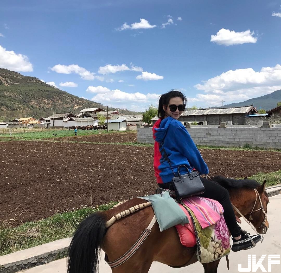 赤裸羔羊有接班人了！性感女神邱淑貞的女兒長大追求者眾多！