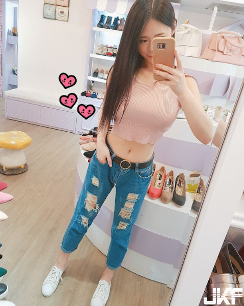 吃飯一直被拍！「爆乳妹吃麵線」邪惡視角太犯規！超猛豪乳溝讓人看醉了&#8230;