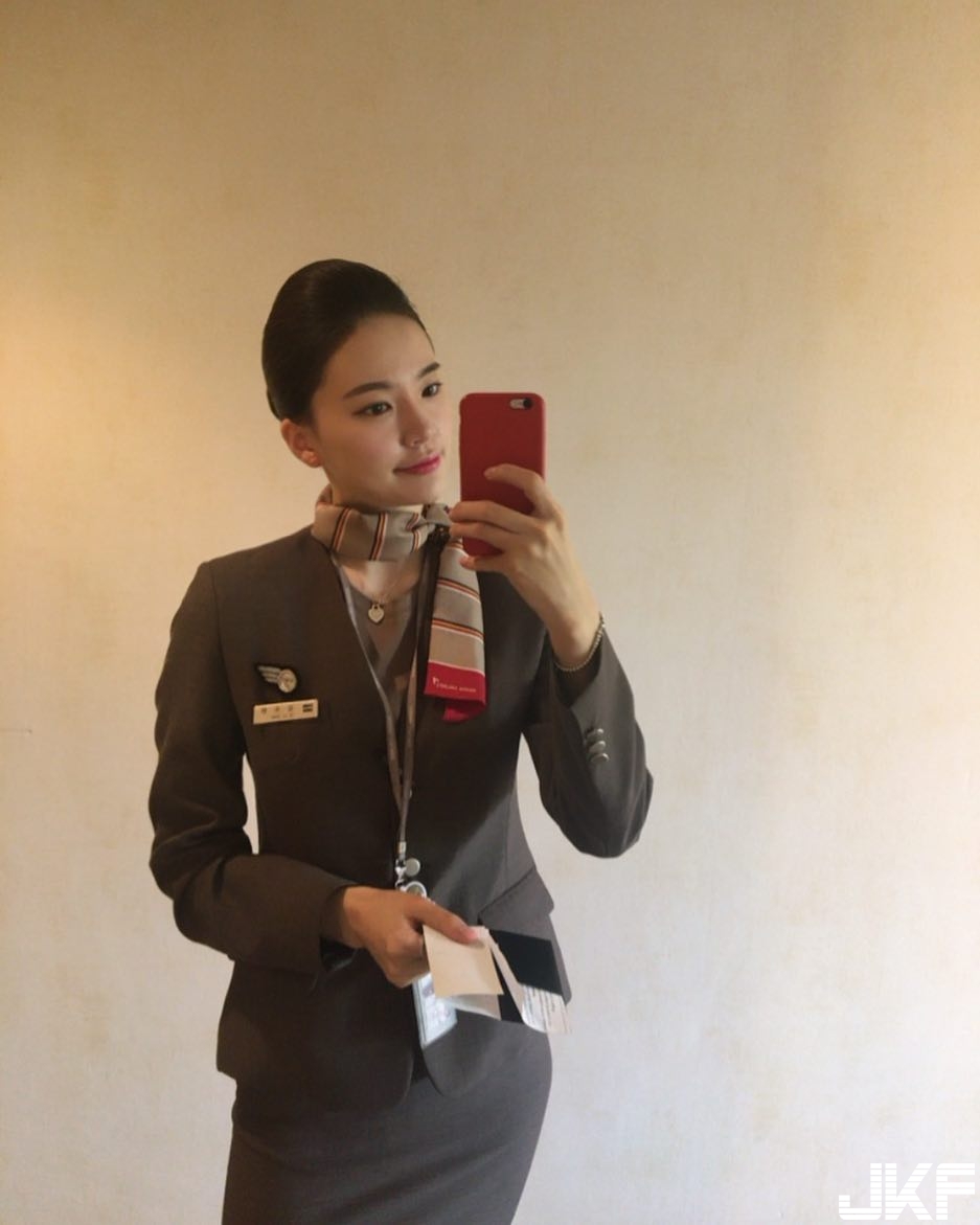 好清涼！「長腿空姐」脫去制服露真本性，「上空照」鼻血直流⋯