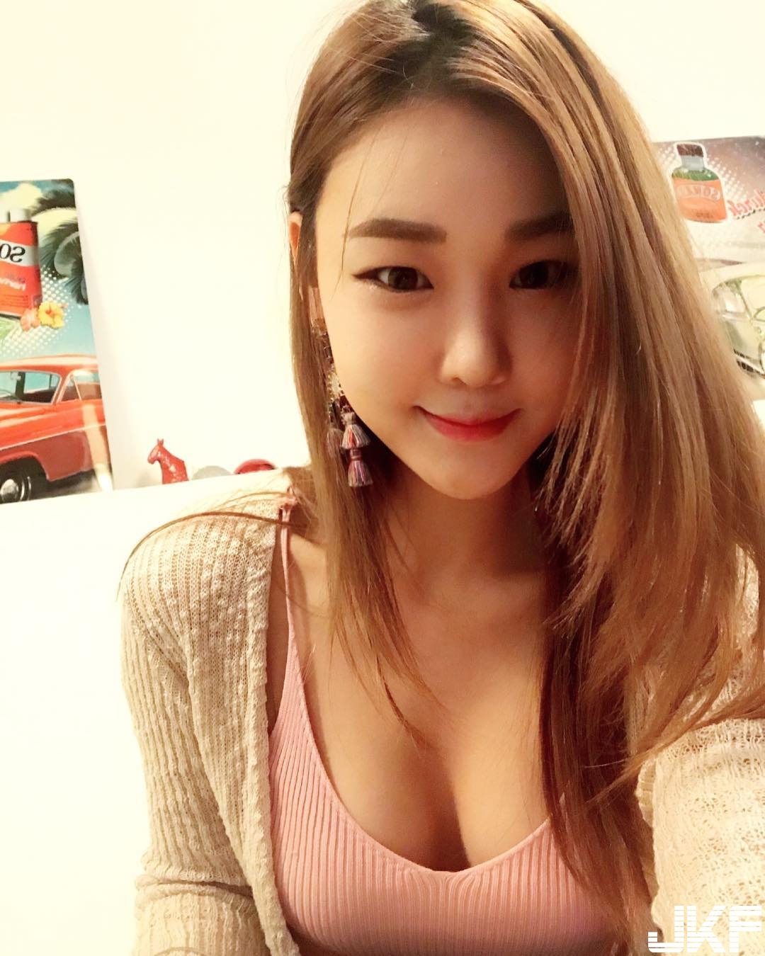 乳量集中！正妹胸前「粉嫩露出」讓人雙眼聚焦，「好深一條」看不見底⋯